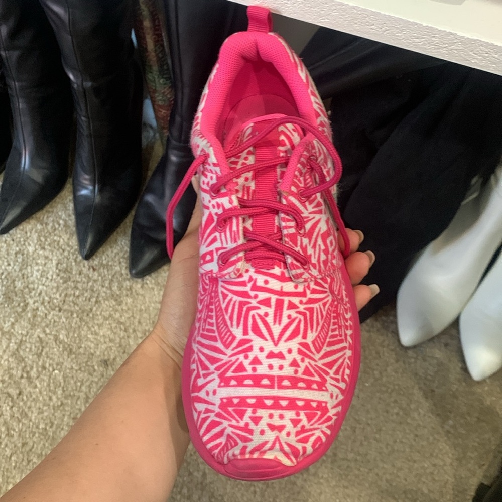 Pink Nike shoes - Picture 2 of 4